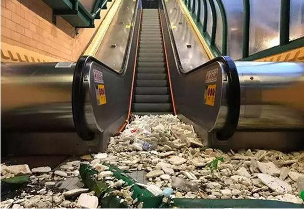 海水混雜著漂浮物涌入大樓內(nèi)，積水退去只剩下沉淀物。