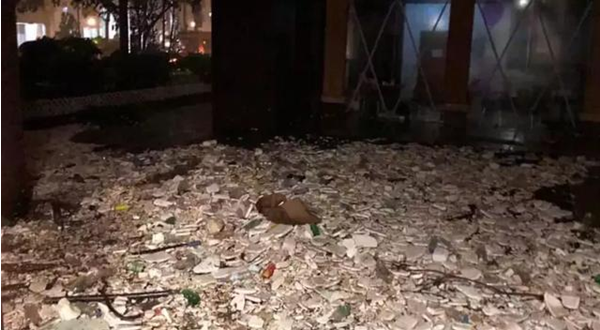 積水上漂浮著各種塑料瓶、塑料泡沫，令人作嘔。