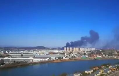 倉(cāng)庫(kù)里往外冒著滾滾黑煙，把周圍的天空染上烏黑色。